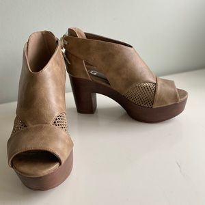 Journee Collection Sorly Platform Sandal